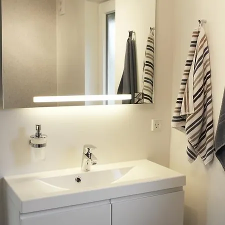 272 לינה וארוחת בוקר *